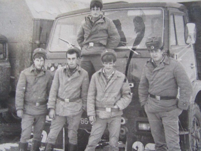 Фото групове. Бабич Сергій Миколайович (2-й зліва) із бойовими побратимами.