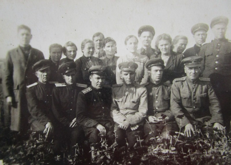 Фото групове. Керівний склад і бухгалтерія 11 дистанції Московсько-Київської залізниці.