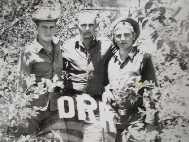 Фото групове. Мовчан Володимир Іванович (посередині) з бойовими побратимами.