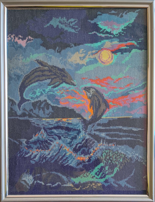 Картина вишита хрестиком «Дельфіни» (у рамці під склом).