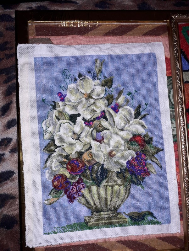 Картина вишита хрестиком "Букет квітів у вазі".