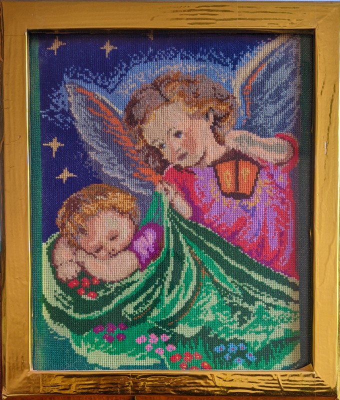 Картина вишита хрестиком «Янгол бажає доброї ночі» (у рамці під склом).