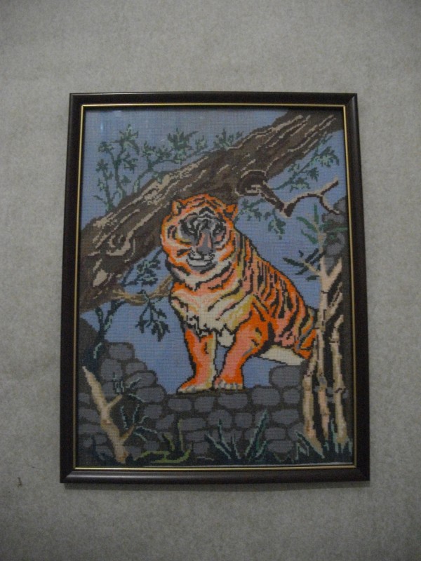 Картина вишита хрестиком «Тигр» (у рамці під склом).