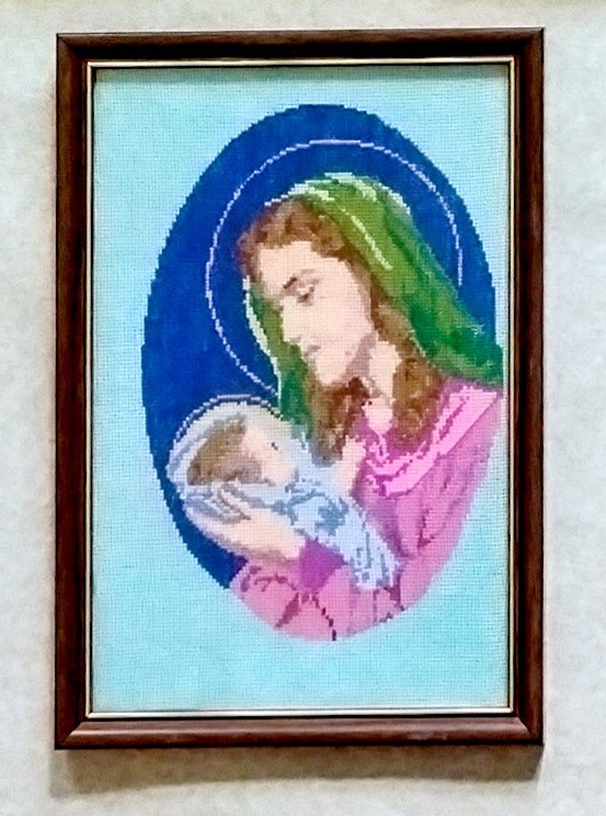 Картина вишита хрестиком "Мати з немовлям" (у рамці, під склом)..