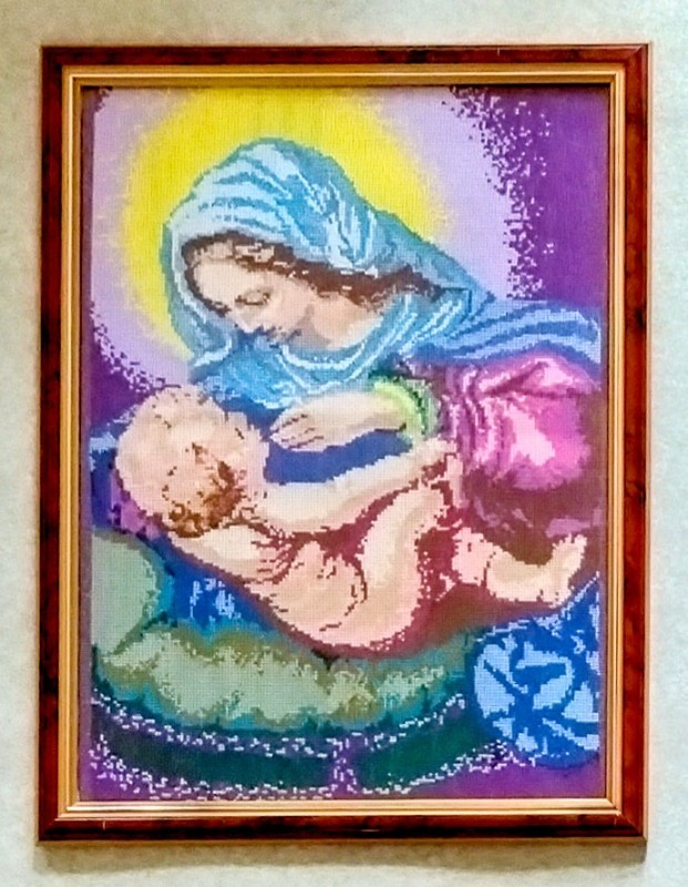Ікона вишита хрестиком «Богородиця з Немовлям» (у рамці під склом).