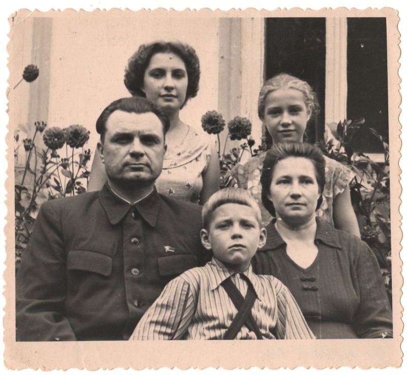 Фото. Чорно-біле. На фото – родина Додакова Івана Якимовича.