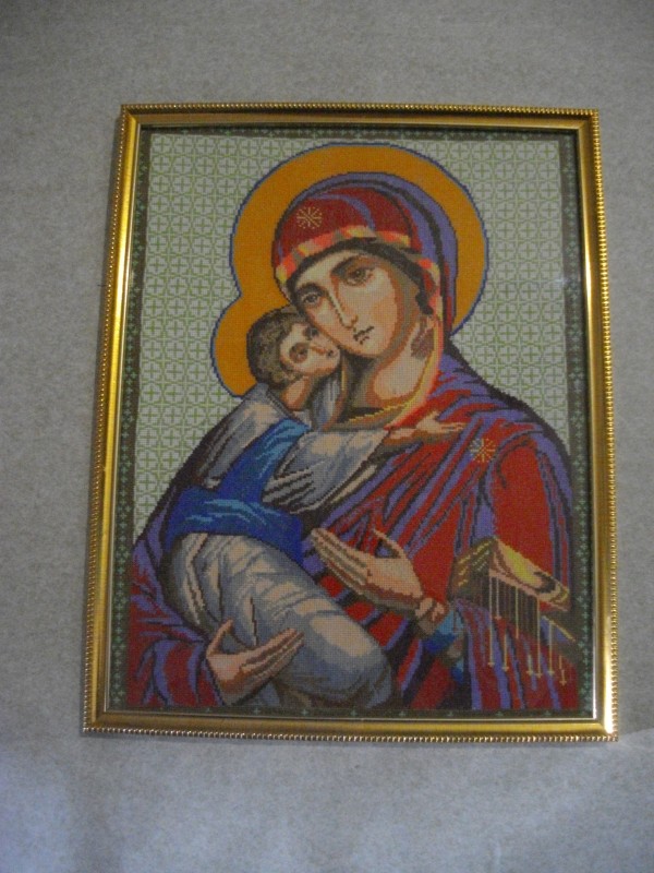 Ікона вишита хрестиком «Володимирська Божа Матір з Немовлям» (у рамці під склом).