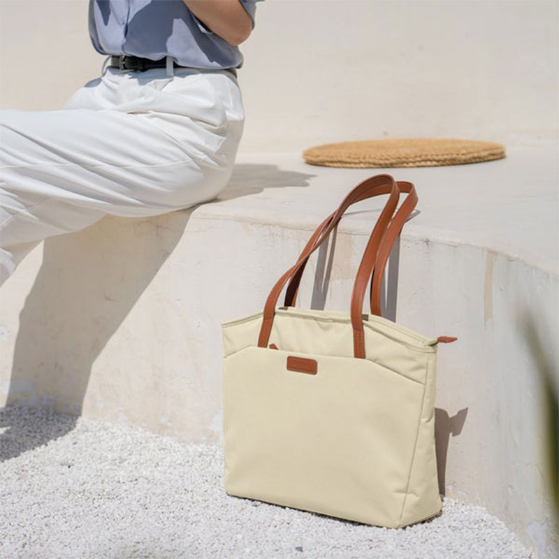 TomToc taška Versatile T23 Tote Bag pre Macbook Pro 16" M1/M2/M3/M4 - Khaki
