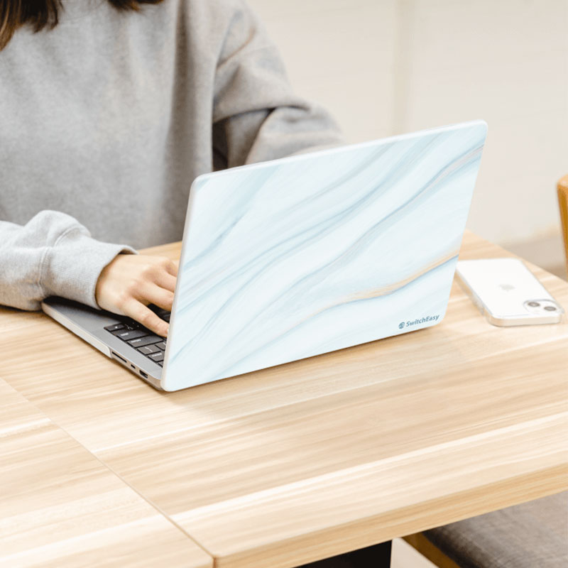 SwitchEasy Hardshell Marble Case pre MacBook Pro 13" 2020/2022 - Cloudy White