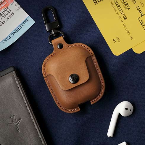 TwelveSouth AirSnap Leather Case pre Apple Airpods - Cognac