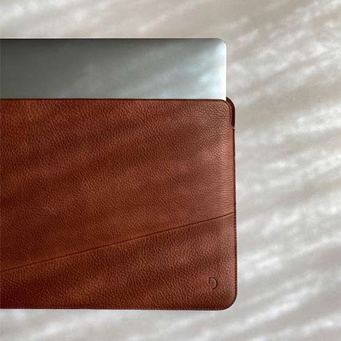 Decoded puzdro Leather Frame Sleeve pre MacBook 13" - Brown