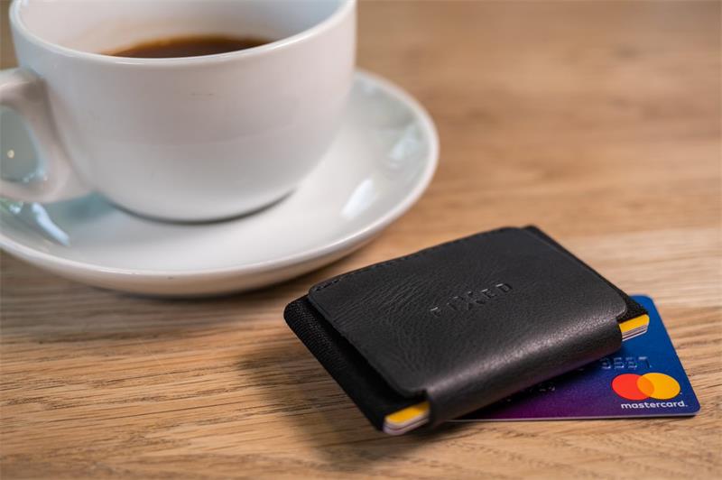 FIXED kožená peněženka Tiny Wallet for Air Tag z pravé hovězí kůže, černá