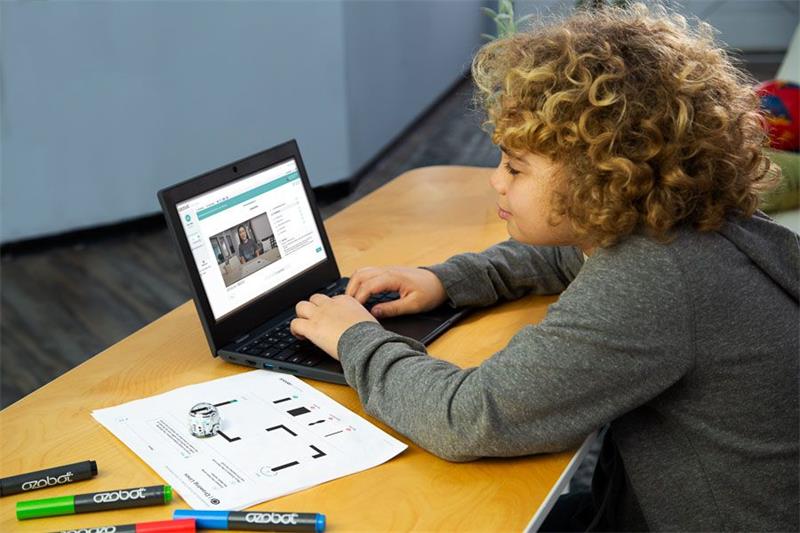 Ozobot Bit+ Entry Kit programovatelný robot - Bílý