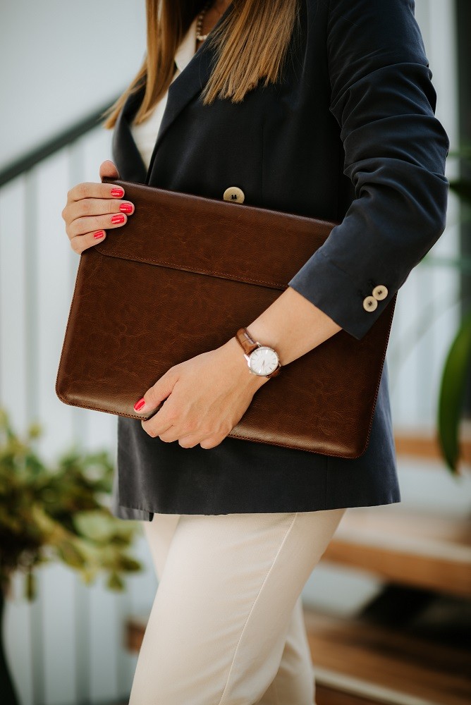 RED ANT MacBook Air 15" (2023) hnedé Whiskey Aroma