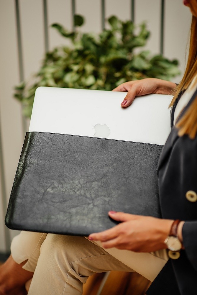 RED ANT MacBook Air 15" (2023) čierne Whiskey Aroma