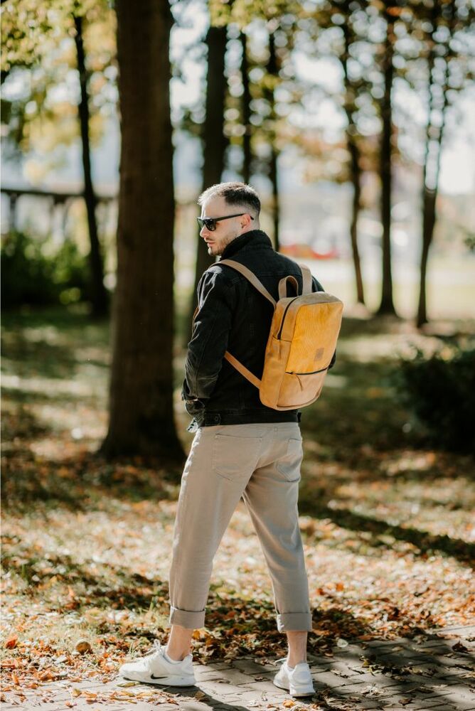 RED ANT FRAME Ochranný kožený batoh na MacBook do 14" horčicový