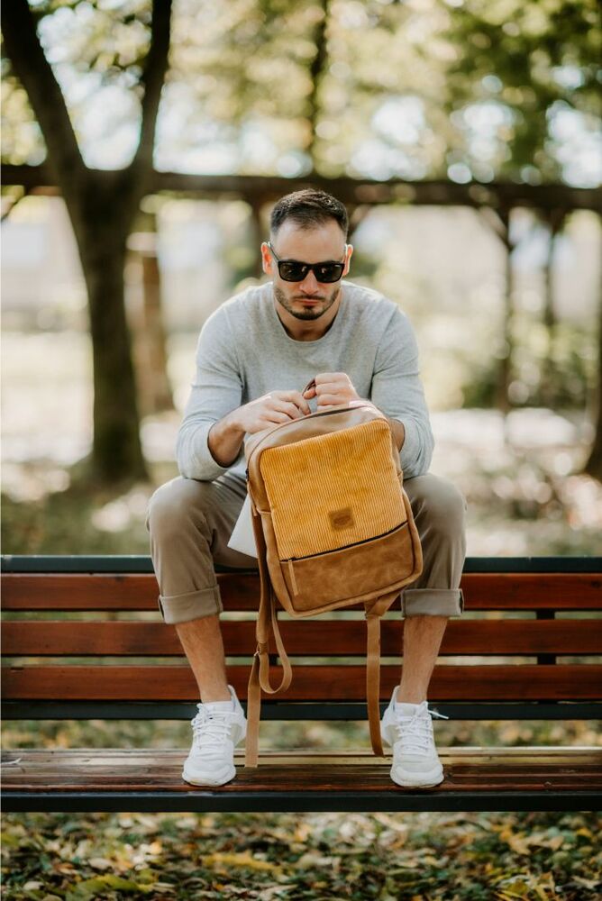 RED ANT FRAME Ochranný kožený batoh na MacBook do 14" horčicový
