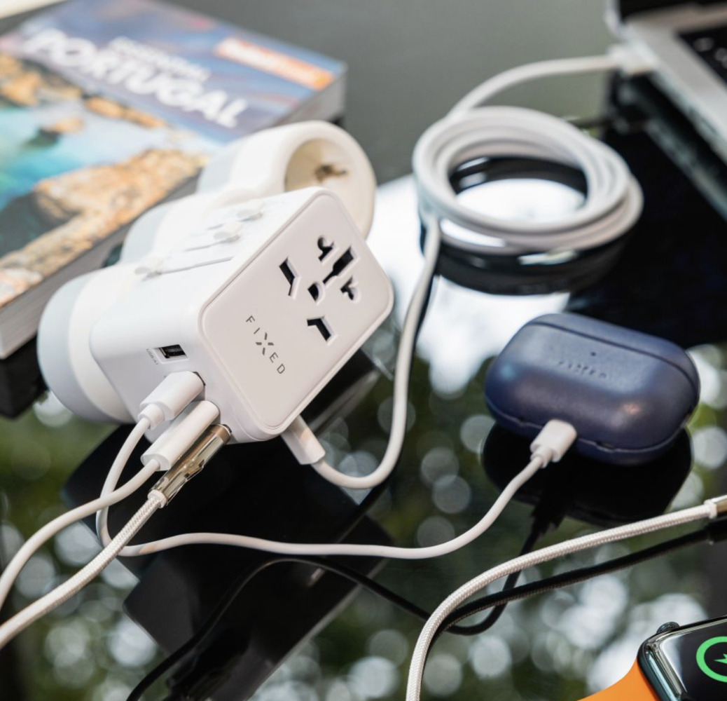 FIXED Cestovní adaptér Voyager s 3x USB-C a 2x USB-A výstupem a podporou PD, 65W, bílá