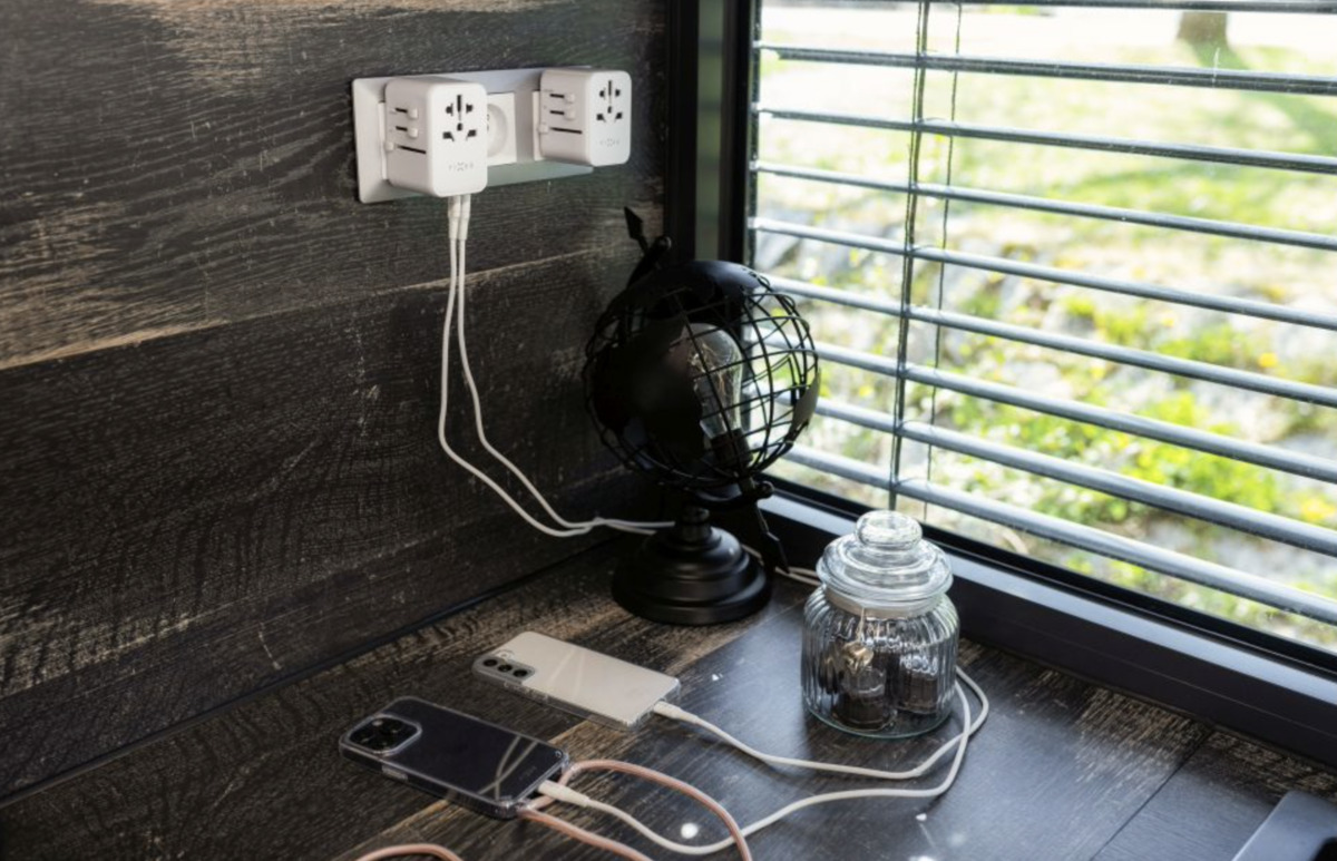 FIXED Cestovní adaptér Voyager s 3x USB-C a 2x USB-A výstupem a podporou PD, 65W, bílá