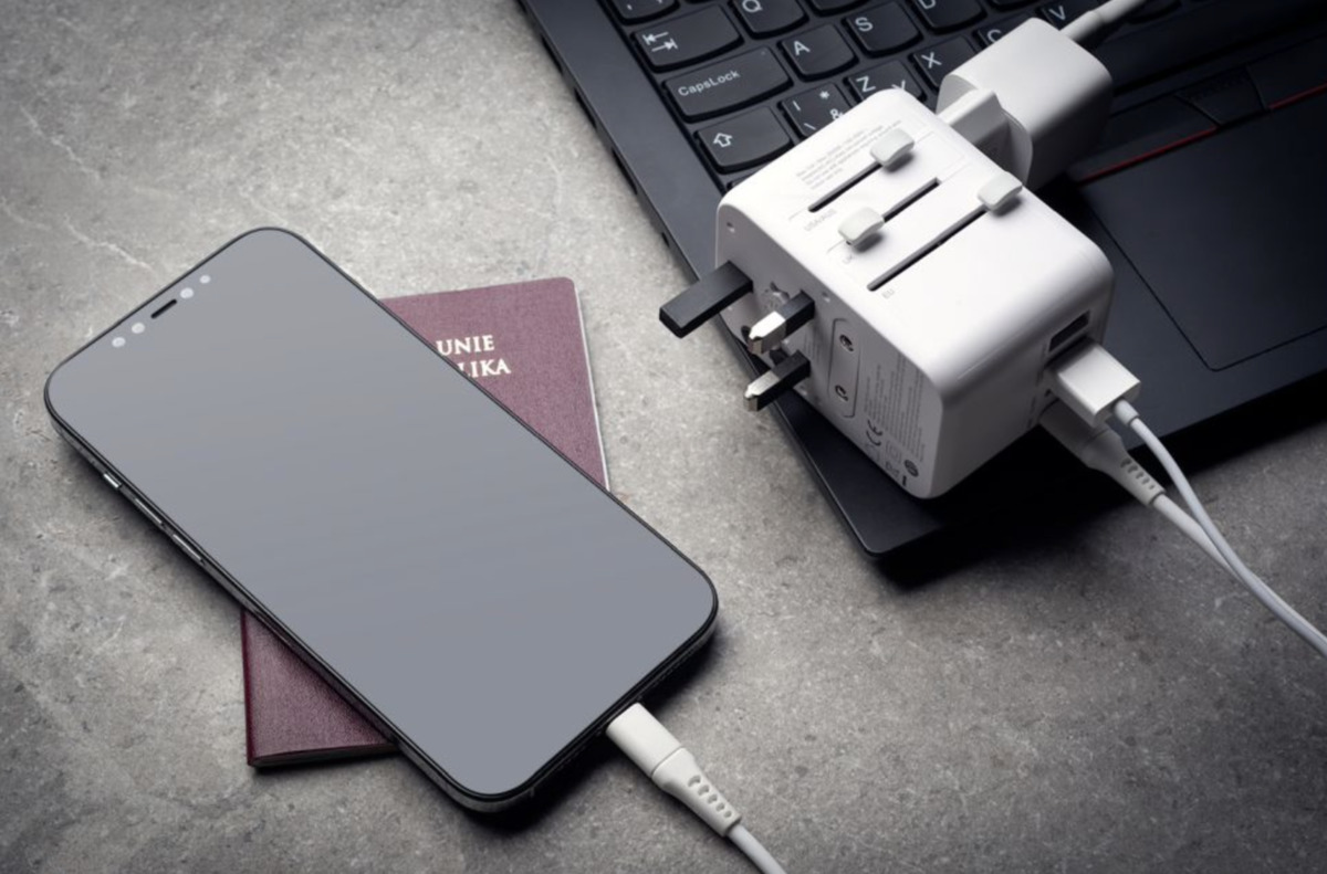 FIXED Cestovní adaptér Voyager s 3x USB-C a 2x USB-A výstupem a podporou PD, 65W, bílá