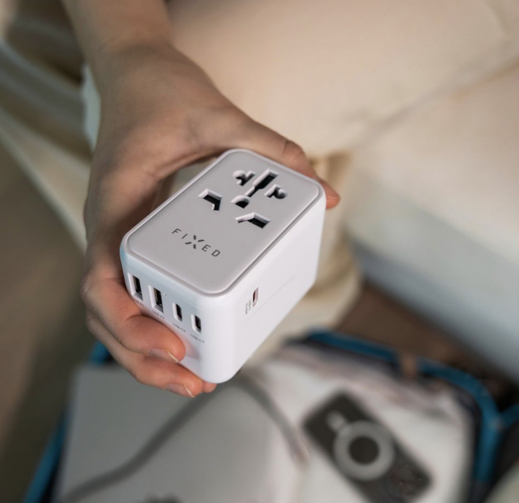 FIXED Cestovní adaptér Voyager s 3x USB-C a 2x USB-A výstupem a podporou PD, 65W, bílá