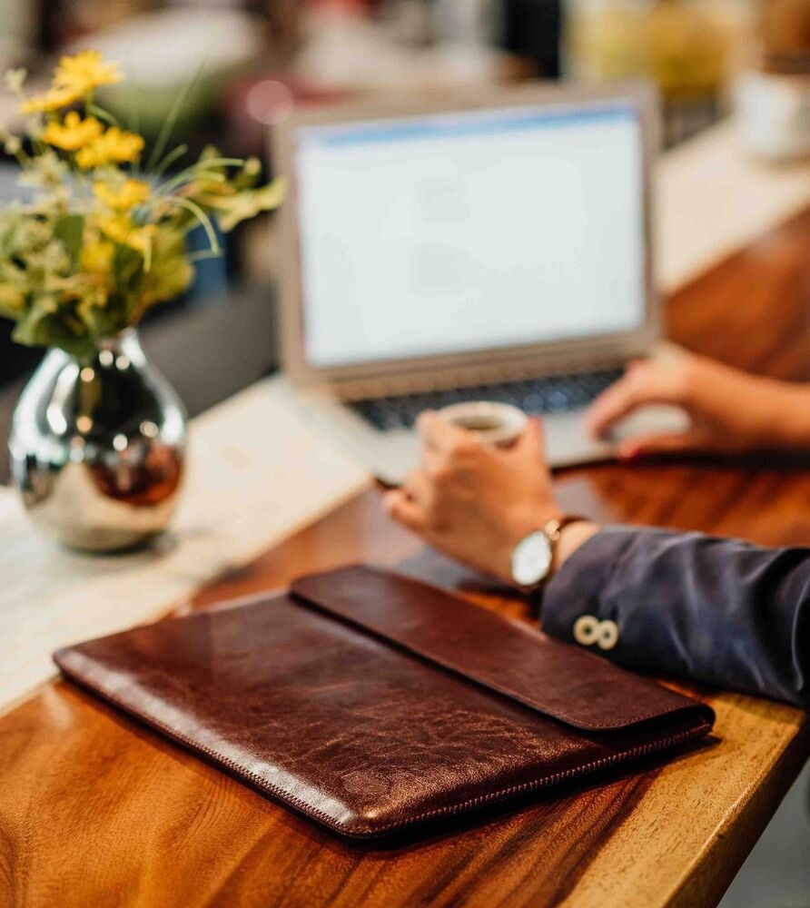 RED ANT MacBook Pro 13 / Air 13 Retina čierne (Aroma Whisky)