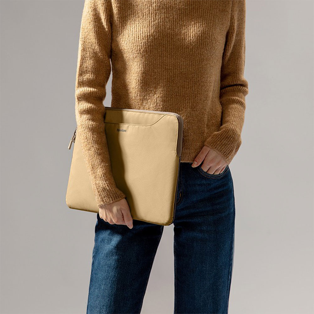 Tomtoc puzdro The Her Sleeve pre Macbook Pro 16" - Cookie/Gold