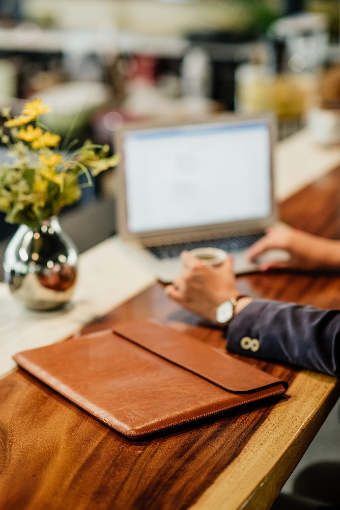 RED ANT MacBook Air 13 M2 (2022)  horčicová (Aroma Whisky)