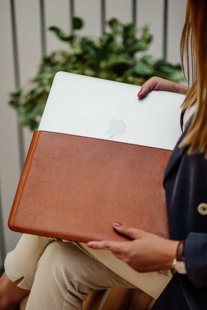 RED ANT MacBook Air 13 M2 (2022)  horčicová (Aroma Whisky)