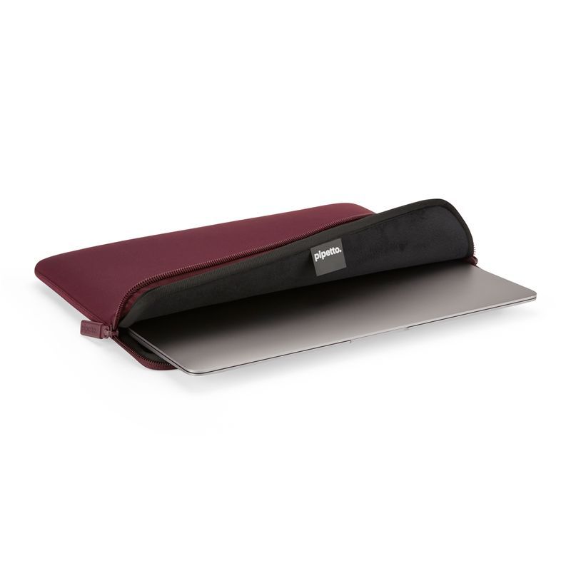 Pipetto pouzdro Classic Fit Sleeve V2 pro Macbook Air 13" (M2-M5)/Pro 14" - Burgundy