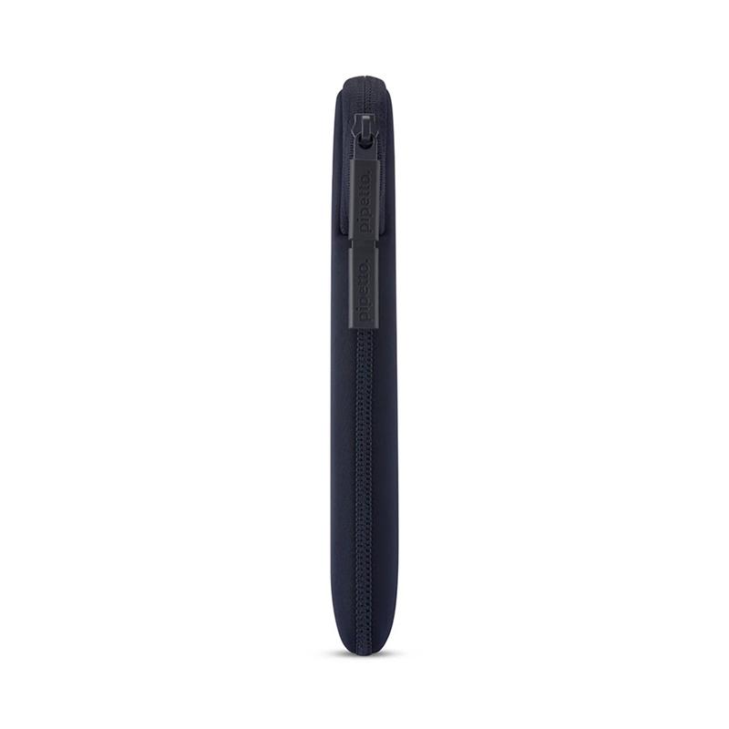 Pipetto pouzdro Classic Fit Sleeve pre Macbook Neo - Dark Blue