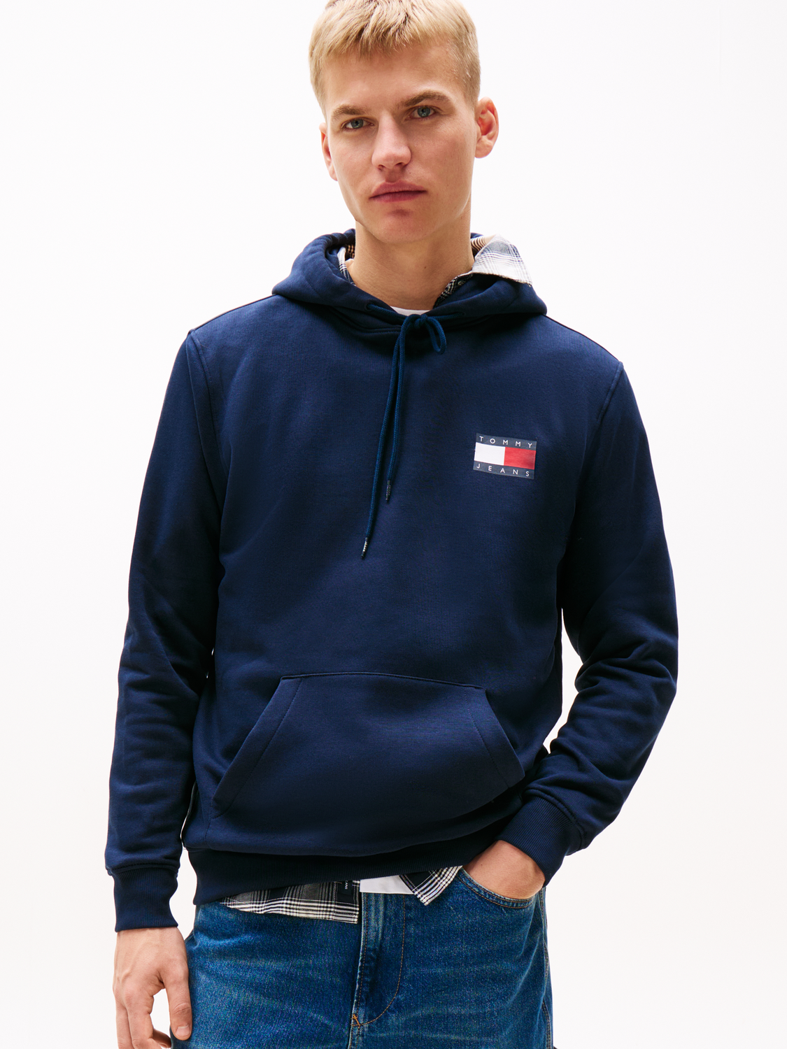 TJM REG ESSENTIAL FLAG HOOD EXT male