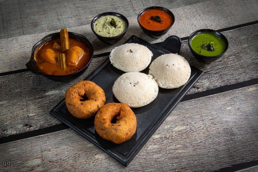 Idli with sambar and chutney