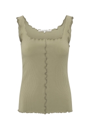 Singlet with frilled seams