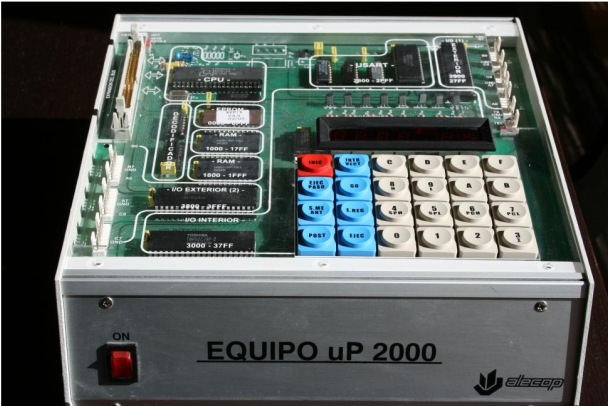 Sistema completo uP-2000 mostrando placa base, teclado hexadecimal y display de 7 segmentos para desarrollo con microprocesador 8085