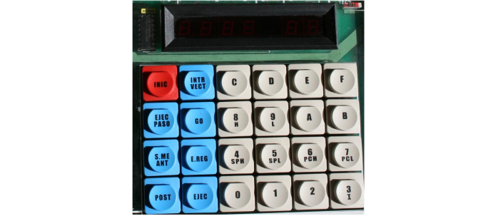 Teclado hexadecimal y display de 6 dígitos del uP-2000 con teclas de comando y numéricas