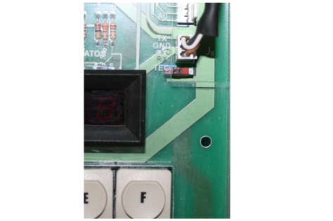 Microinterruptor de selección entre teclado local y comunicación serie con PC en sistema uP-2000