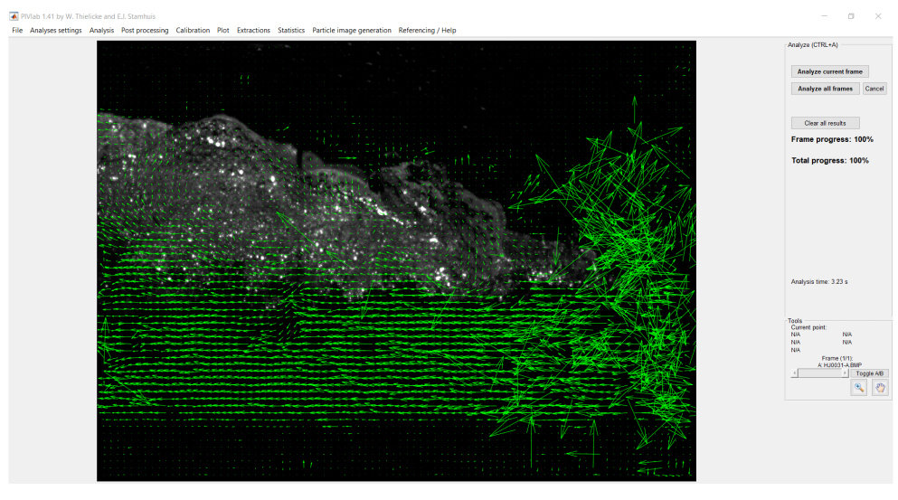 Resultados de correlación PIV mostrando vectores de velocidad en campo de flujo