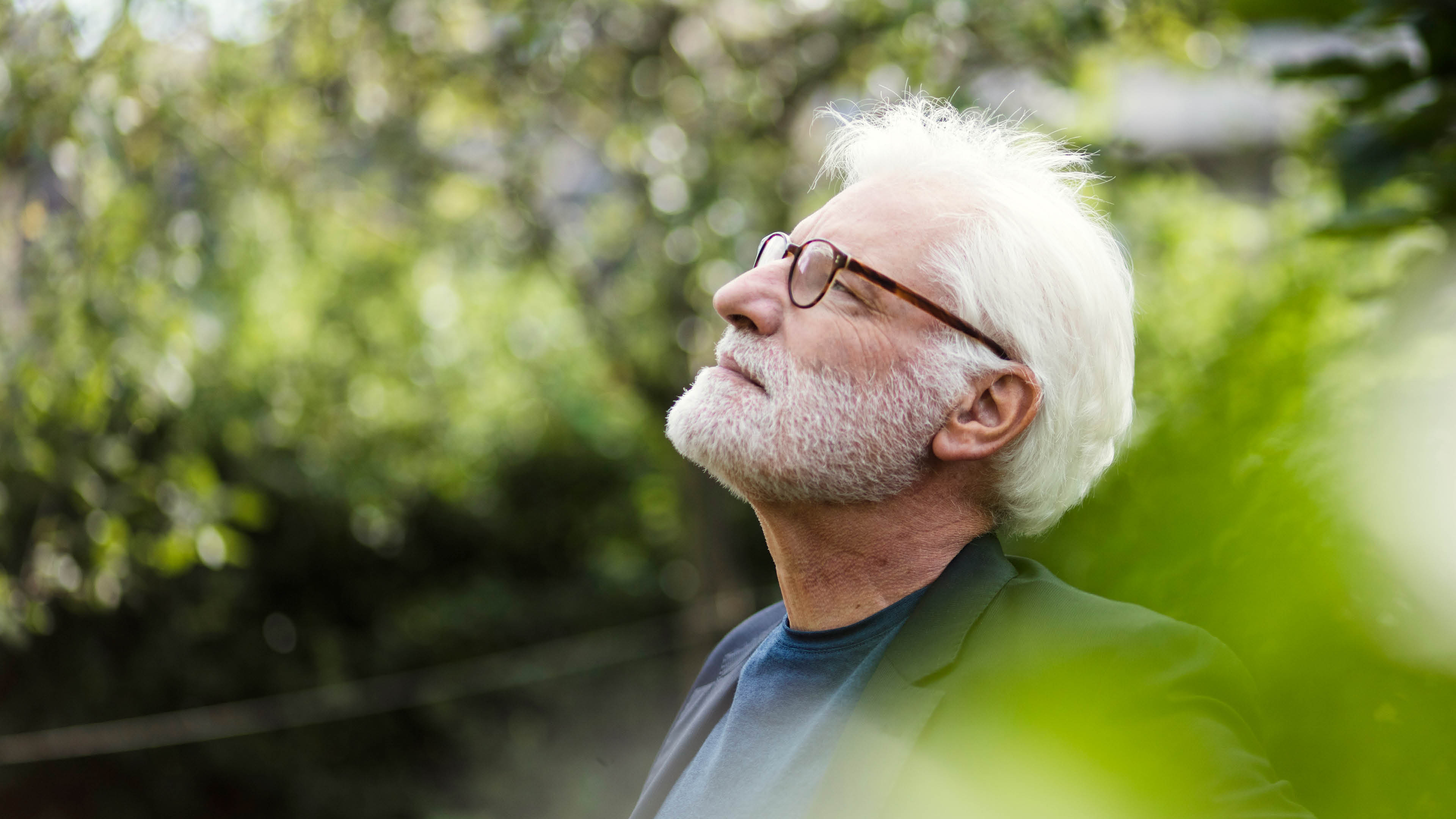 Deutschland; Oberhausen; NRW; Mann, 67 Jahre, Homeoffice, Garten, Home, Senior, Rentner