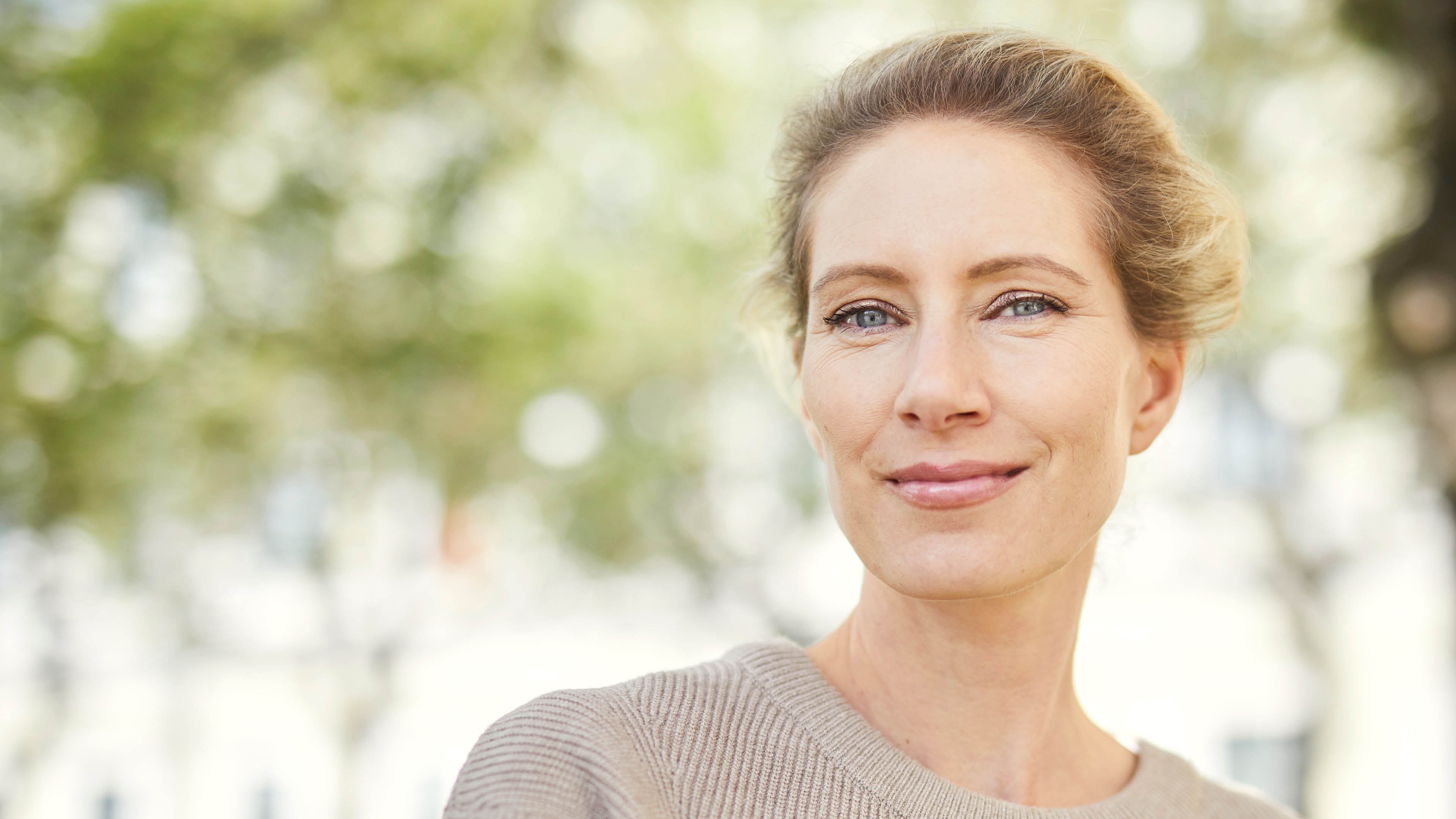 Portrait of confident woman in the city
