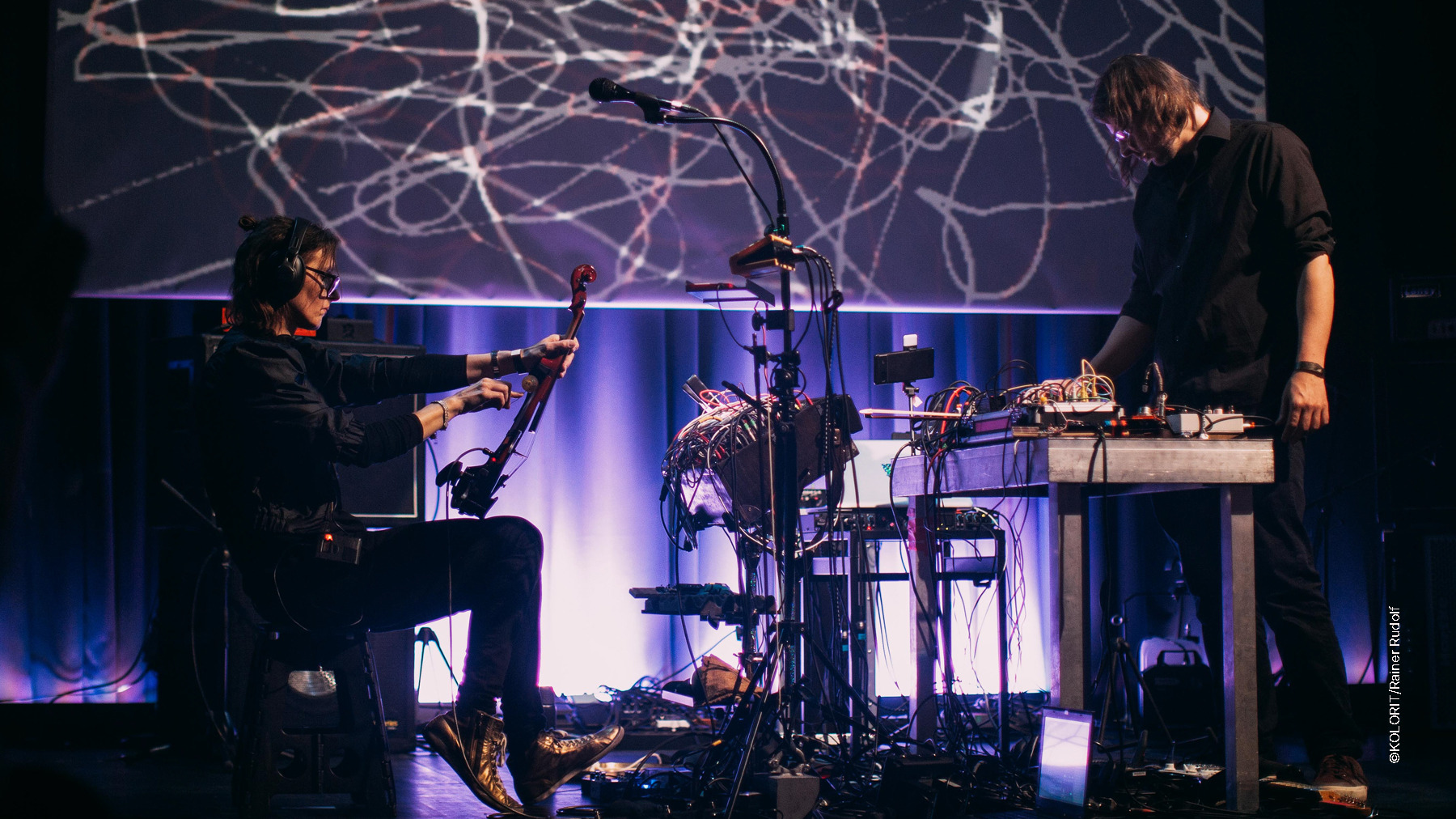 Micro Pop Week: Vineyard Signals mit Louretta & Dr. Schmitt (Experimental-Elektronik)