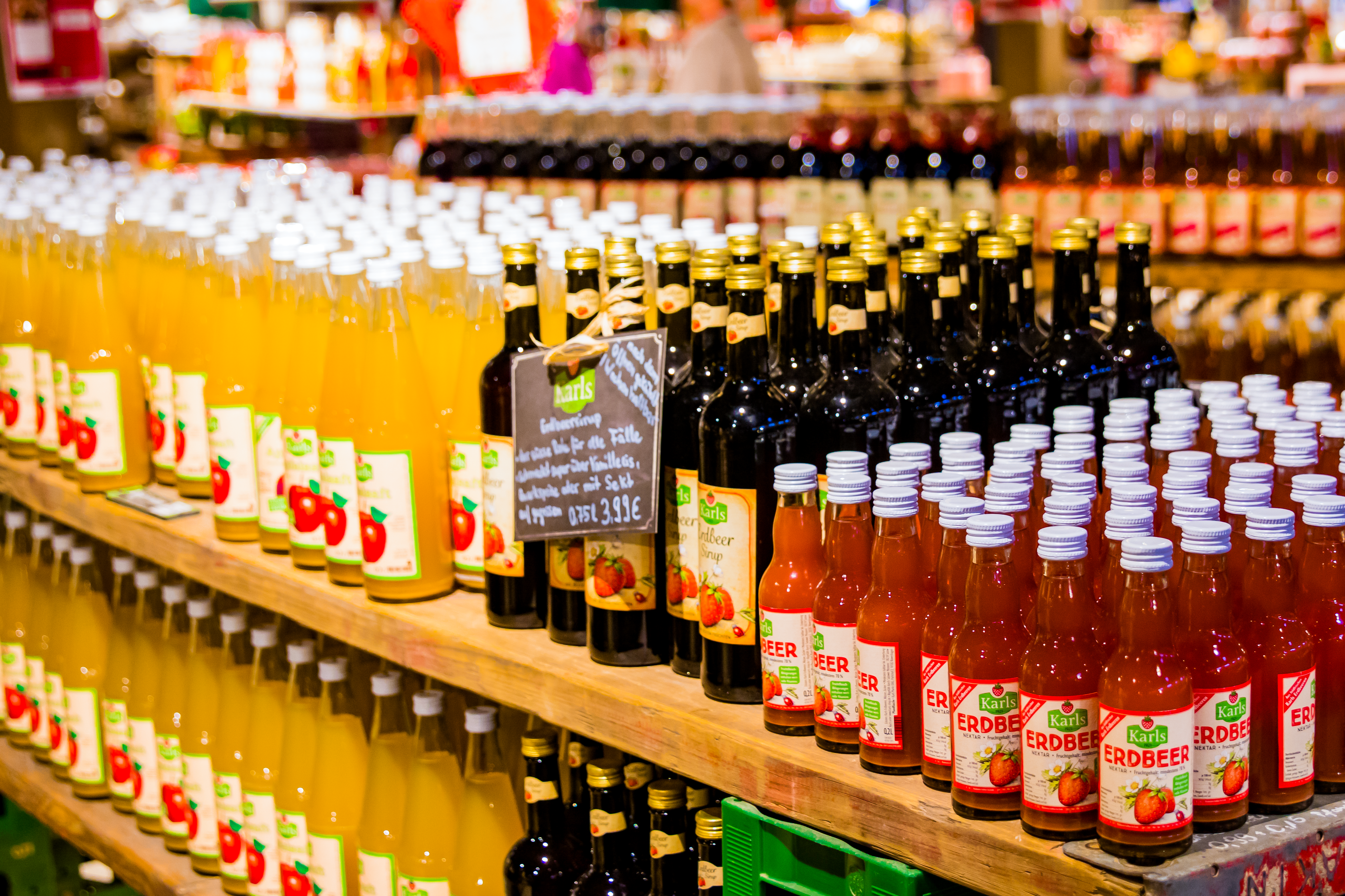 Unsere verschiedenen Produkte in Flaschen: Erdbeer-Nektar, Erdbeer-Sirup, Apfelsaft. Alles in unserem Bauernmarkt.