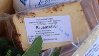 Bauernkäse Kuhmilchkäse Gewürzkäse Kräuterkäse von Hofkäserei Ecker in Grafenau