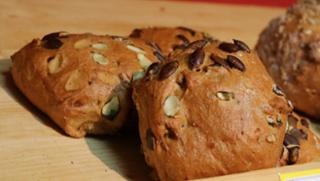 Kürbiskernsemmel Brötchen Kürbiskernbrot von Bio-Bäckerei Wagner in Ruderting