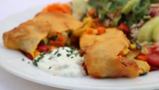 Gemüsestrudel mit Joghurtsauce, dazu Salatgarnitur Gemüsestrudel Hauptspeise von Gasthaus Goldenes Schiff in Passau