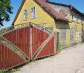 AKMENĖS MIESTO CENTRE PARDUODAMAS 14 ARŲ ŽEMĖS SKLYPAS SU MEDINIU NAMU-0