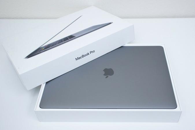 Apple Macbook Pro Mid 2018,15.4 Core i9 2.9GHz, 32G 1TB SSD -0