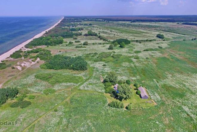 30 arų žemės sklypas prie jūros – iki jūros tik 180 metrų. 1,38 ha teritorijoje parduodami 4 sklypai (po 30 a.) prie kopų, Kuršių take, Palangoje. Šalia sklypų plyti pušyno miškelis ir geomorfologinis draustinis, kuris skiria sklypus nuo Baltijos jūros. -0