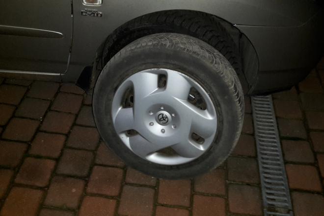 Skardiniai 15 colių Toyota ratlankiai su gaubtais-0