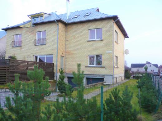 PARDUODAMAS 2 KAMBARIŲ BUTAS (DALIS NAMO) SU GARAŽU GARLIAVOJE - ŠALIA PARDUOTUVĖS ''GĖLIŲ SALA"-0